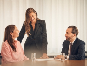 Drei Personen in Business Kleidung sitzen an einem Tisch und reden (Foto © Gian Marco Castelberg)