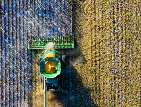 Traktor der am Feld arbeitet