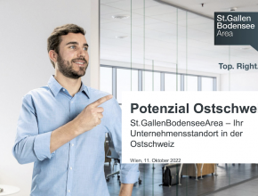 Mit einem wirtschaftlichen Einzugsgebiet von über 15 Millionen Einwohnern mit einer Wirtschaftsleistung (BIP) von über 800 Milliarden Franken liegt die St.GallenBodenseeArea (SGBA) im Herzen einer hochproduktiven Wirtschaftsregion im Dreiländereck Deutschland-Österreich-Schweiz (DACH). (Bild: SGBA) Bild von einem Mann der präsentiert mit Logo der SGBA und Titel der Veranstaltung (Bild: SGBA)