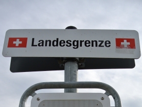 Beim Grenzübertritt ist eine Selbstdeklaration mitzuführen. (Bild: pixabay/antjeeipper) Grenzübertritt Schweiz