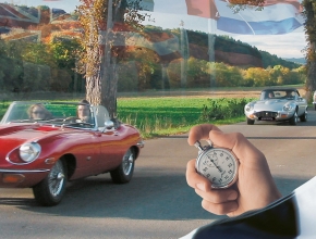 Warum nicht einmal statt dem Grillfest eine Oldtimer-Rallye als exklusive Kundenveranstaltung? (Foto: automotive experience gmbh) Im Hintergrund sieht man Oldtimer Autos ein Rennen fahren, im Vordergrund eine Hand die eine Stoppuhr hält (Foto: automotive experience gmbh)