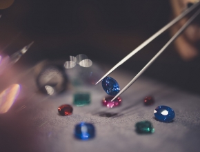 Zu den Steinen, die sich am besten für Investitionen eignen, zählen Rubin, Saphir und Smaragd. (Bild © The Natural Gem) Foto von einer Pinzette die einen Edelstein aufhebt (Bild © The Natural Gem)