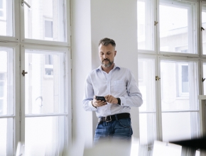Österreichs Unternehmen zögern bei Digitalisierung. (Foto: iStock by Getty/Thomas_EyeDesign) Mann mit Handy: C iStock by Getty/Thomas_EyeDesign