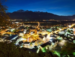 Der Gesamtenergieverbrauch Liechtensteins ist 2018 um 2,5 % gesunken. (Foto: iStock by Getty/anderm) Liechtenstein bei Nacht, c iStock by Getty/anderm