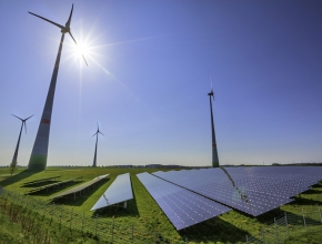 Zur Erreichung der Klimaziele müsste die Erzeugungskapazität von Windkraft in Österreich bis 2030 verdreifacht werden. (Foto: iStock by Getty/republica) Foto von Windkraftwerk