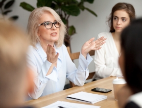 Foto von einer Frau, die in einem Geschäftsmeeting redet
