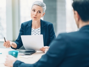 Frau beim Sprechen in einem Meeting