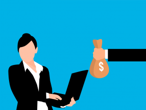 Frauen verdienen aktuell rund 13 % weniger als Männer. Den Gehaltsrahmen bei Jobausschreibungen von Beginn an klar zu formulieren könnte den Gender-Pay-Gap reduzieren. Eine Frau in Anzug mit Laptop bekommt einen Sack Geld gereicht
