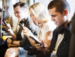 Die Top 5 der beliebtesten Social Media Plattformen für junge Österreicher sind WhatsApp, Instagram, Youtube, Snapchat und Facebook. (Foto: photodune/Misc) Junge Erwachsene nutzen Smartphone in U-Bahn