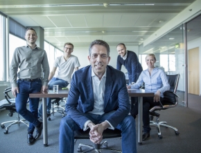 Stefan Resl (Bildmitte) ist seit 2011 bei Qualysoft tätig und übernahm 2017 die Rolle als Geschäftsführer der Qualysoft Österreich. Foto vom Qualysoft Management-Team in einem Besprechungszimmer (Bild: Qualysoft)