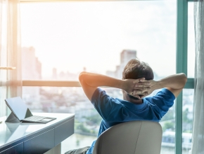 Businessman im Hotel, (c) AdobeStock/Chinnapong