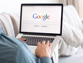 Laptop mit Google-Seite, © iStock by Getty/Prykhodov