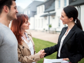 (Bild:leszekglasner-AdobeStock) Immobilienmakler