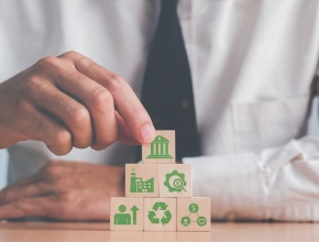 Bild © iStockphoto/Wongnatthakan Holzblöcke mit Symbolen zum Thema ESG gestaplet auf einem Tisch (Bild © iStockphoto/Wongnatthakan)