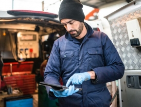 Foto von Mann bei der Arbeit mit Tablet in der Hand