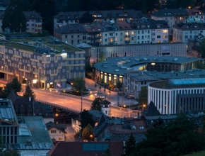 Ursprünglich als Depot für die Wartung von Dampflokomotiven errichtet, ist die Lokremise in St. Gallen heute eine zukunftsträchtige, spartenübergreifende Kulturinstitution. (Bild: Lokremise) Lokremise in St. Gallen bei Nacht