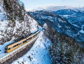 Rund 90 km führt die Mariazellerbahn von der Landeshauptstadt St. Pölten bis in den Wallfahrtsort Mariazell. Moderne Niederflurtriebwagen mit Vollklimatisierung, großen Einstiegen, Barrierefreiheit und einem Fahrgastinformationssystem sorgen für besonders hohen Fahrgastkomfort. (Bild © Stadler) Foto von der Mariazeller Bahn im Winter (Bild © Stadler)