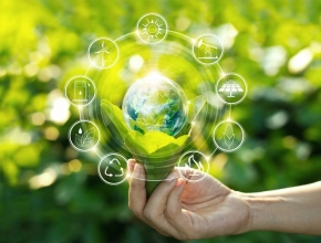 FairFuture Lane hilft Anlegern, einen entscheidenden Beitrag für eine verantwortungsvolle Zukunft zu leisten ohne gleichzeitig auf eine attraktive Rendite verzichten zu müssen. (Foto: iStock / Getty Images Plus/ipopba) Verschiedene Symbole für Nachhaltigkeit und Öko vor grünem Hintergrund