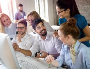 Der Berufseinstieg für MigrantInnen soll erleichtert werden (Quelle: AdobeStock/NDABCREATIVITY)