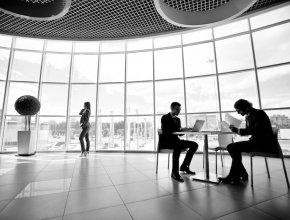 Menschen beim Arbeiten im Büro