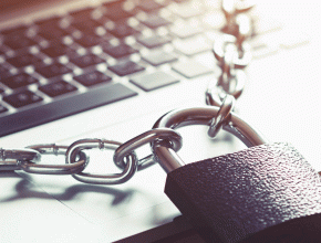 Schloss mit Kette auf Notebook Eversheds Sutherland Cyber Resilience Webinar Blogbild
