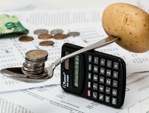Ein Löffel balanciert Münzen gegen eine Kartoffel (Bild: pixabay/stevepb)