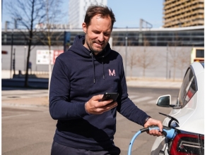 Stefan Schauer-Burkart beim Laden seines E-Autos (Bild © Monta Platform GmbH)