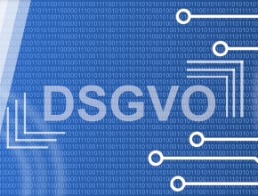 Grafik mit dem Text "DSGVO" vor binärem Hintergrund