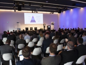 Zu den diesjährigen Speakern gehören unter anderem Benjamin Büscher (Adidas) und Peter Sutterlüti (Cargo sous terrain AG). (Foto: VNL Schweiz) Teilnehmer am Vortrag beim Logistik-Forum Schweiz 2018