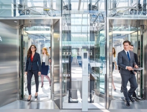 BuildingMinds wird eine Serviceplattform für datengestützte intelligente Gebäudeverwaltung. (Foto: Schindler) Menschen steigen aus einem Aufzug aus