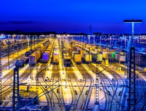 Die Pharmabranche ist einer der grossen Exporteure in der Schweiz. Foto eines Güterbahnhofs bei Nacht