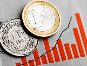 Frankenmünze und Euromünze auf einem Blatt mit einem Entwicklungsdiagramm (Foto: Shutterstock)