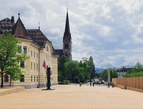 Foto vom Stadtzentrum Vaduz, Liechtenstein (Bild © Shutterstock/Krasnevsky)