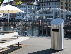 Solar-Presshai Abfallkübel am Mühlenplatz in Luzern (Bild © Abfallhai)