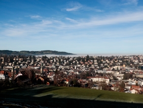 Die St.GallenBodenseeArea zeichnet sich durch Kostenvorteile, eine zentrale Lage und eine ausgezeichnete Infrastruktur aus. (Bild: pixabay/paulaguerreiro) Foto von St. Gallen (Bild: pixabay/paulaguerreiro)