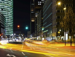Städte brauchen neue Arten von Infrastruktur, die den Anforderungen der wachsenden Bevölkerung Rechnung tragen. (Foto: iStock by Getty/delectus) Foto von Wien bei Nacht