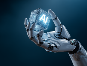 Futuristische humanoide Roboterhand, Seitenansicht, metallisch silberne Oberfläche, bewegliche mechanische Finger mit sichtbaren Gelenken, präzisionsgefertigtes Design. Die Hand hält sanft einen kleinen, leuchtenden holografischen Würfel zwischen Daumen und Zeigefinger. Der Würfel strahlt ein weiches blaues Neonlicht mit subtilen digitalen Mustern aus, „AI“ leuchtet im Inneren des Würfels und symbolisiert künstliche Intelligenz und Innovation. Dunkelblauer futuristischer Hintergrund mit sanften Farbverläufe