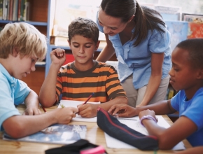 Lehrerin mit Kindern, © Getty Images/Steex