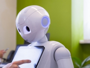 Roboter "Pepper" konnte die Kundenprobleme nicht lösen, trotzdem wurden wertvolle Erkenntnisse aus dem KI-Projekt gewonnen. (Foto: Werbeagentur Baumann) Foto von Service-Roboter mit Tablet