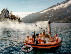 Halb Boot, halb Badewanne: Das ist der Hot Tug. Im 38 Grad warmen Wasser sitzend gemütlich über den Brienzersee gleiten, während einem Schneeflocken auf der Stirn schmelzen. Hot Tub Boot auf dem Brienzer See