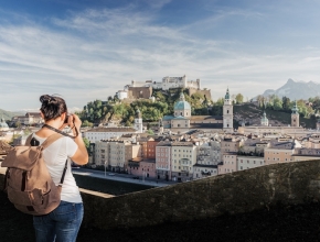 : Frau fotografiert Hohenfeste Salzburg,© iStock / Getty Images Plus/ naumenkophotographer