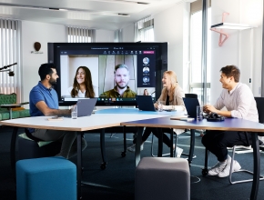 Detecon in Zahlen: Mehr als 1.100 Mitarbeitende weltweit, Consultants aus 50 Nationen, Klienten in mehr als 165 Ländern und 45 Jahre Erfahrung in der Management- und Technologieberatung. (Bild © Detecon Consulting) Personen sitzen am Konferenztisch und reden (Bild © Detecon Consulting)