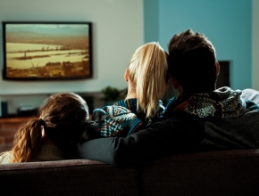 Familie vor dem TV, © iStock by getty/izusek
