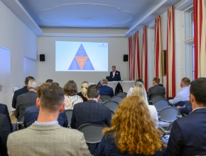 Vortrag von Sebastian Okada vor Publikum in der HKSÖL (Foto © Leadersnet / Helmut Tremmel)