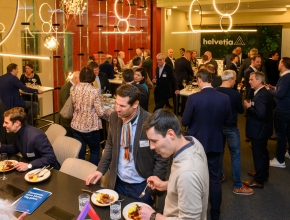 Foto von Menschen beim essen und reden (Foto © Leadersnet/Tremmel)