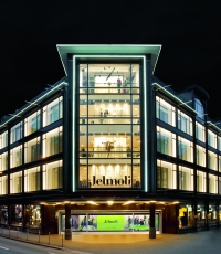 Fassade des Jelmoli Stores bei Nacht