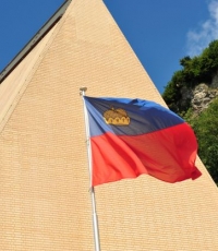 Liechtensteinische Flagge weht im Wind © Liechtenstein Finance