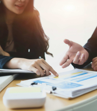 Zwei Geschäftspartner diskutieren